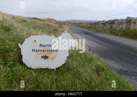 Peter Glanville mit seiner Herde von Shetland-Schafe, die organische Shetland Wolle in Naturfarben zu produzieren. Stockfoto