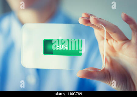 Nahaufnahme von Frau mit transparenten smartphone Stockfoto