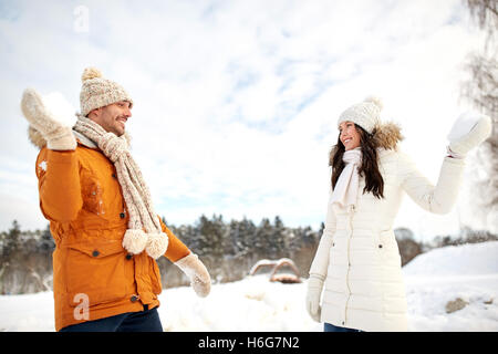 glückliches Paar spielen im Winter Schneebälle Stockfoto