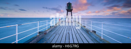 Genähte Panorama-Bild von Whitby Pier bei Sonnenaufgang, Whitby, North Yorkshire, UK Stockfoto