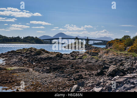 Schwarz Cullins und Skye Bridge von Kyle of Lochalsh, Hochlandregion, Schottland, November Stockfoto