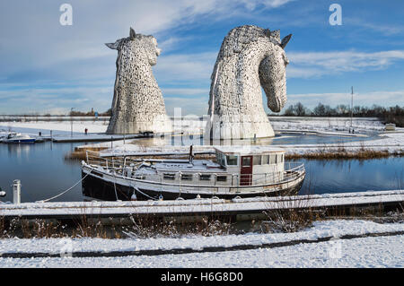 Kelpies im Winter Schnee, Helix Park, Falkirk, Schottland, Vereinigtes Königreich Stockfoto