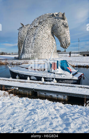 Kelpies im Winter Schnee, Helix Park, Falkirk, Schottland, Vereinigtes Königreich Stockfoto