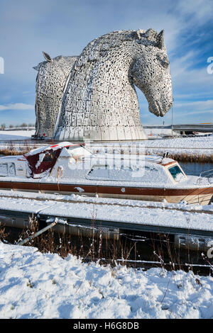 Kelpies im Winter Schnee, Helix Park, Falkirk, Schottland, Vereinigtes Königreich Stockfoto