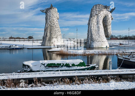 Kelpies im Winter Schnee, Helix Park, Falkirk, Schottland, Vereinigtes Königreich Stockfoto