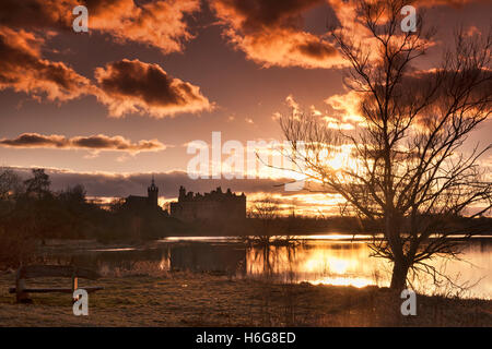 Linlithgow Palace und Loch, Sonnenuntergang, West Lothian, Edinburgh, Scotland, UK Stockfoto