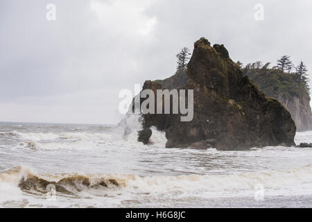 Meer stapelt Ruby Beach, Washington während ein Sturm Stockfoto