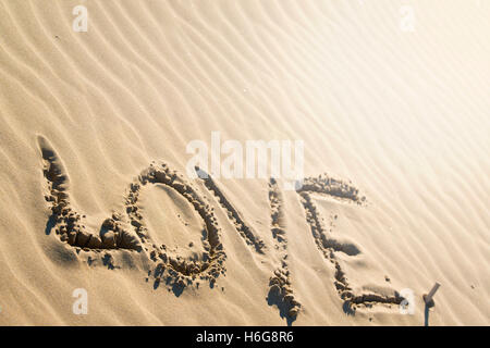 Wort Liebe geschrieben am Strand Stockfoto