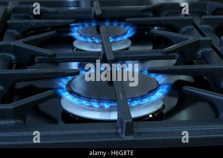 Zwei Gas betriebene Ringe auf einem heimischen Herd oder Ofen Stockfoto