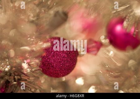 Sparkly urlaub Ornamente und Lichter auf Silber Weihnachtsbaum-Girlande, abstrakte Close up noch leben, künstlerischer selektiven Fokus Stockfoto