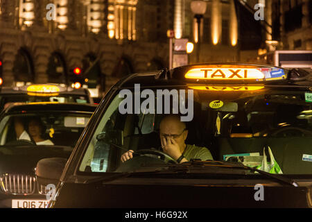 Nächtliche Ermüdungserscheinungen auf dem Gesicht eines Londoner Taxifahrers im West End, London, England, Großbritannien Stockfoto