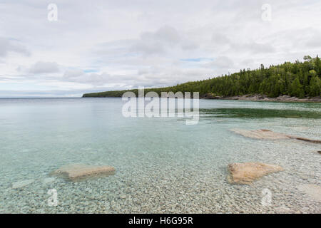 Kristallklarem Wasser auf der Bruce-Halbinsel. Stockfoto