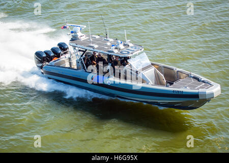 Eine Küste Interceptor Schiff (CIV), eine Variante auf sichere 41 Mittelkonsole hergestellt für die U.S. Customs Border Protection Luft- und Marine Operations (AMO) ist auf dem Potomac River, Washington DC und Nieren. Der 41-Fuß-Interceptor soll in erster Linie abzufangen und die stromlinienförmige Boote begünstigt durch Schmuggler zu jagen. Siehe Beschreibung für mehr Informationen. Stockfoto