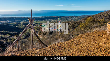 Gebetsfahnen hängen Romero Canyon Trail in Santa Barbara, Kalifornien. Stockfoto