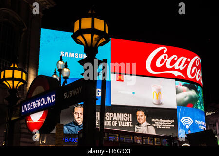 Der Eingang zur u-Bahnstation Piccadilly in central London, UK Stockfoto