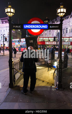 Ein älterer Mann wartete außerhalb der Piccadilly-u-Bahnstation in central London, UK Stockfoto