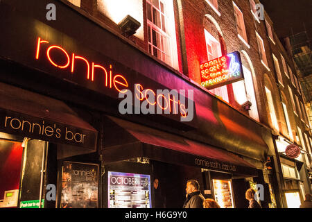 Nächtliche Aussicht auf Ronnie Scotts Jazz Club in Soho, London, UK, Europa Stockfoto