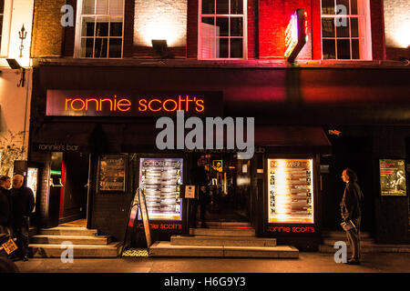 Nächtliche Aussicht auf Ronnie Scotts Jazz Club in Soho, London, UK, Europa Stockfoto