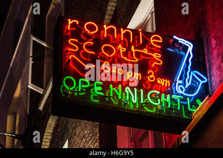 Nachtansicht der Neon-Beschilderung des Ronnie Scott's Jazz Club in Soho, London, Großbritannien, Europa Stockfoto