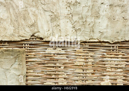 alten Bambus Latten und Putz Wand auseinander fallen Stockfoto