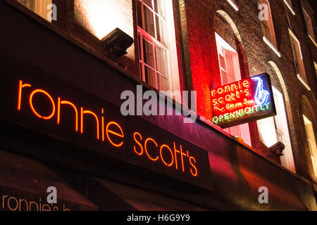 Nächtliche Aussicht auf Ronnie Scotts Jazz Club in Soho, London, UK, Europa Stockfoto