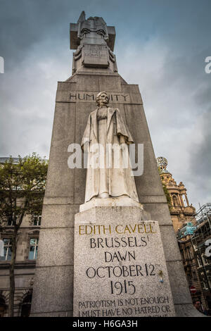 Statue von George Frampton von Edith Cavell in St Martin Place, London, UK Stockfoto