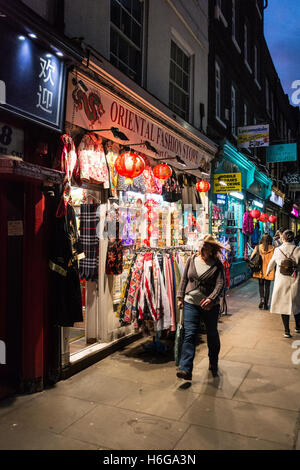 Shopper gehen Sie ein buntes Newport Gericht in Londons Chinatown Stockfoto