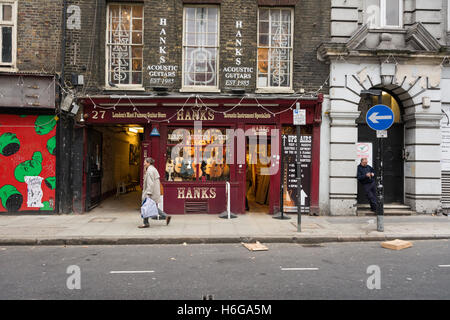 Die wenigen verbleibenden Musik Geschäfte auf eine bald sein abgerissen Dänemark Street, London, UK Stockfoto