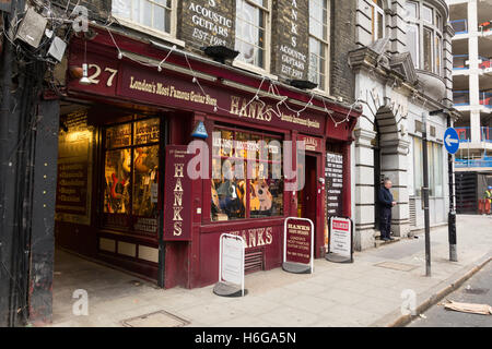 Die wenigen verbleibenden Musik Geschäfte auf eine bald sein abgerissen Dänemark Street, London, UK Stockfoto