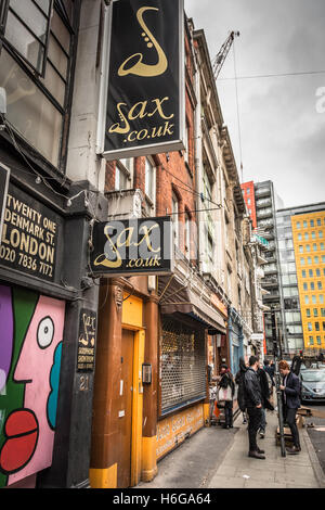 Die wenigen verbleibenden Musik Geschäfte auf eine bald sein abgerissen Dänemark Street, London, UK Stockfoto