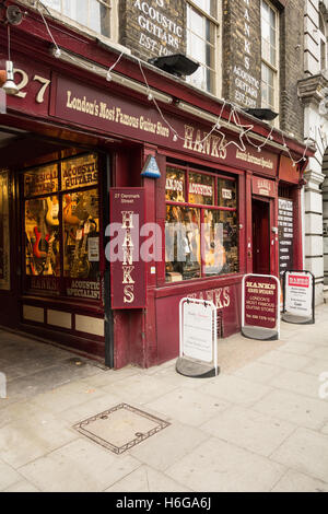 Die wenigen verbleibenden Musik Geschäfte auf eine bald sein abgerissen Dänemark Street, London, UK Stockfoto