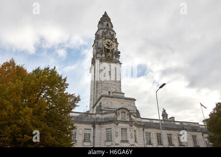Uhrturm am Cardiff Rathaus Wales Großbritannien Stockfoto
