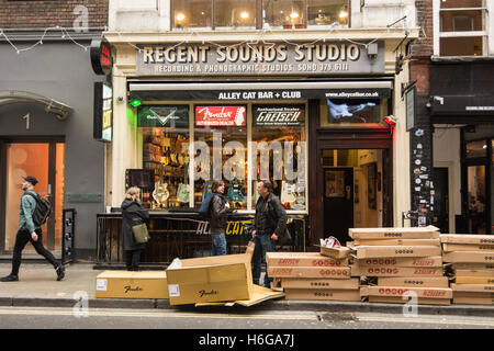 Die wenigen verbleibenden Musik Geschäfte auf eine bald sein abgerissen Dänemark Street, London, UK Stockfoto