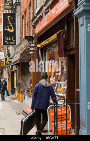 Die wenigen verbleibenden Musik Geschäfte auf eine bald sein abgerissen Dänemark Street, London, UK Stockfoto