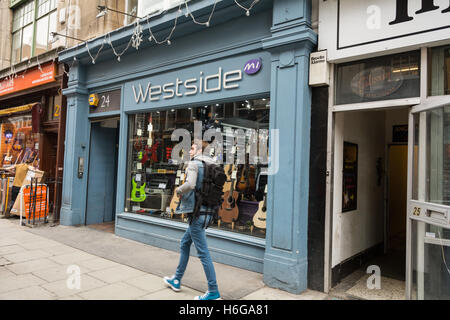 Die wenigen verbleibenden Musik Geschäfte auf eine bald sein abgerissen Dänemark Street, London, UK Stockfoto