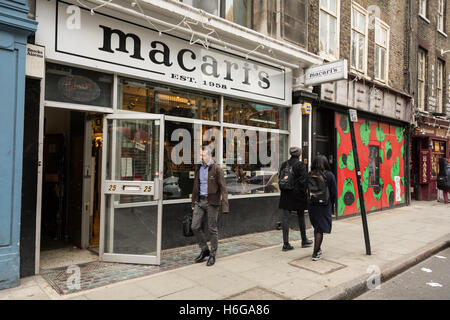 Die wenigen verbleibenden Musik Geschäfte auf eine bald sein abgerissen Dänemark Street, London, UK Stockfoto