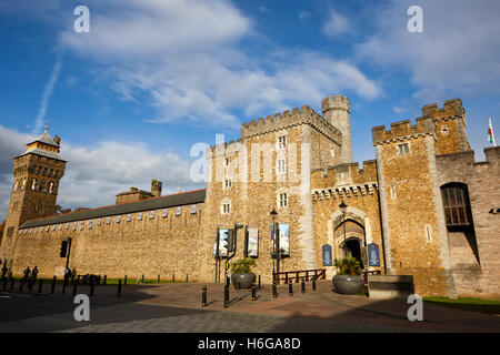 South Gate Eingang zum Cardiff Castle und Uhrturm Cardiff Wales Großbritannien Stockfoto