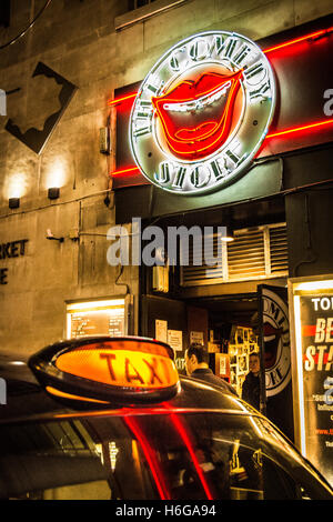 Schwarze Taxi beleuchtetes Zeichen außerhalb der Comedy Store in Soho, London, UK Stockfoto