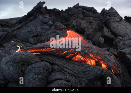 Pahoehoe-Lava aus dem 61G-Flow, Kilauea-Vulkan, sickert aus einem Ausbruch in Hawaiʻi-Volcanoes-Nationalpark, Hawaii, USA Stockfoto