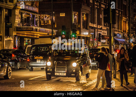 Schwarzes Taxicab-Zeichen auf der Shaftesbury Avenue in Chinatown, Soho, Central London, Großbritannien Stockfoto