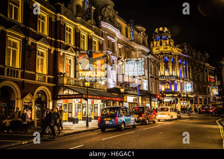 In der Nacht Blick vom Theaterland an der Shaftesbury Avenue in Londons West End, Großbritannien Stockfoto