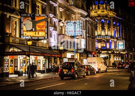 Nächtliche Aussicht auf Theatreland auf Shaftesbury Avenue, London, UK Stockfoto