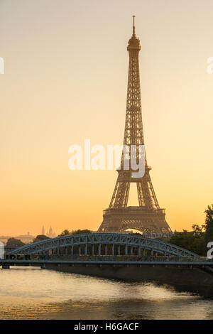 Warmer Sonnenaufgang Licht auf dem Eiffelturm und der Seine in Paris mit Pont Rouelle Brücke und Île Aux Cygnes, Frankreich Stockfoto