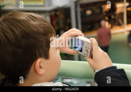 Ein kleiner Junge mit dem fotografieren. Stockfoto