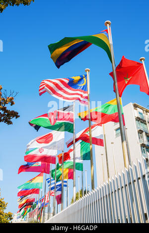 Flaggen der Welt vor dem UNESCO-Hauptquartier in Paris, Frankreich Stockfoto