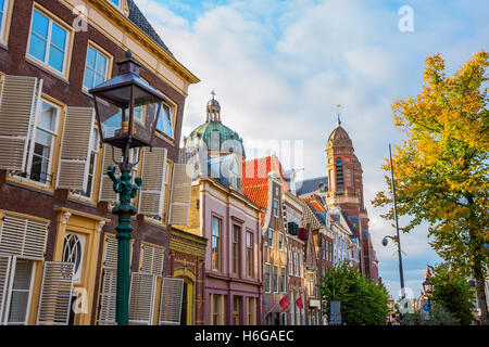 schrägen historischen Gebäude in der alten Stadt von Hoorn, Niederlande Stockfoto