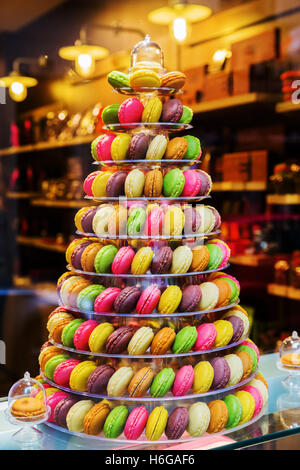 Baum der Macarons in die Schaufenster der Konditorei Stockfoto