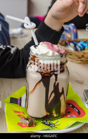 Eine heiße Schokolade mit Schlagsahne gekrönt. Stockfoto