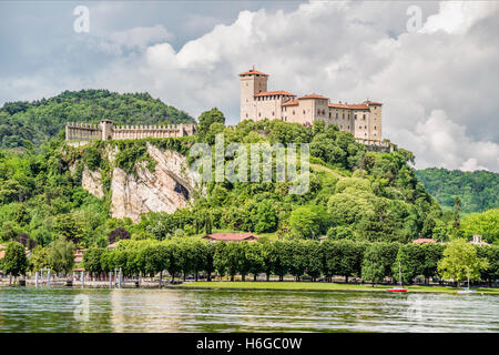 Blick auf Angera und Rocca di Angera am Lago Maggiore gesehen vom Meer entfernt, Varese, Italien Stockfoto