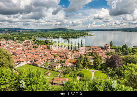 Blick über Angera über den Lago Maggiore vom Schloss aus gesehen, Varese, Italien Stockfoto